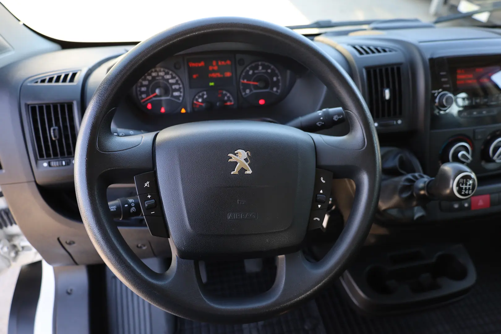 Peugeot Boxer Doka 6+1 L4 2.2 D 140 Cp