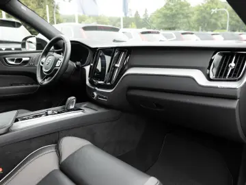 XC60 B4 R-Design AWD FACEL. LED NAVI AHK PANO