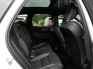 XC60 B4 R-Design AWD FACEL. LED NAVI AHK PANO