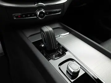 XC60 B4 R-Design AWD FACEL. LED NAVI AHK PANO