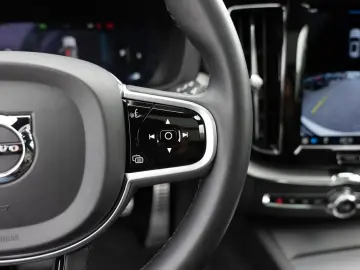 XC60 B4 R-Design AWD FACEL. LED NAVI AHK PANO