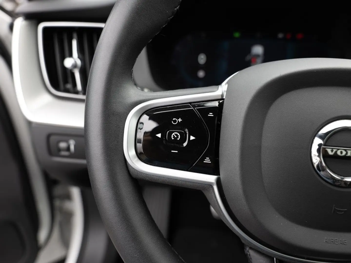 XC60 B4 R-Design AWD FACEL. LED NAVI AHK PANO