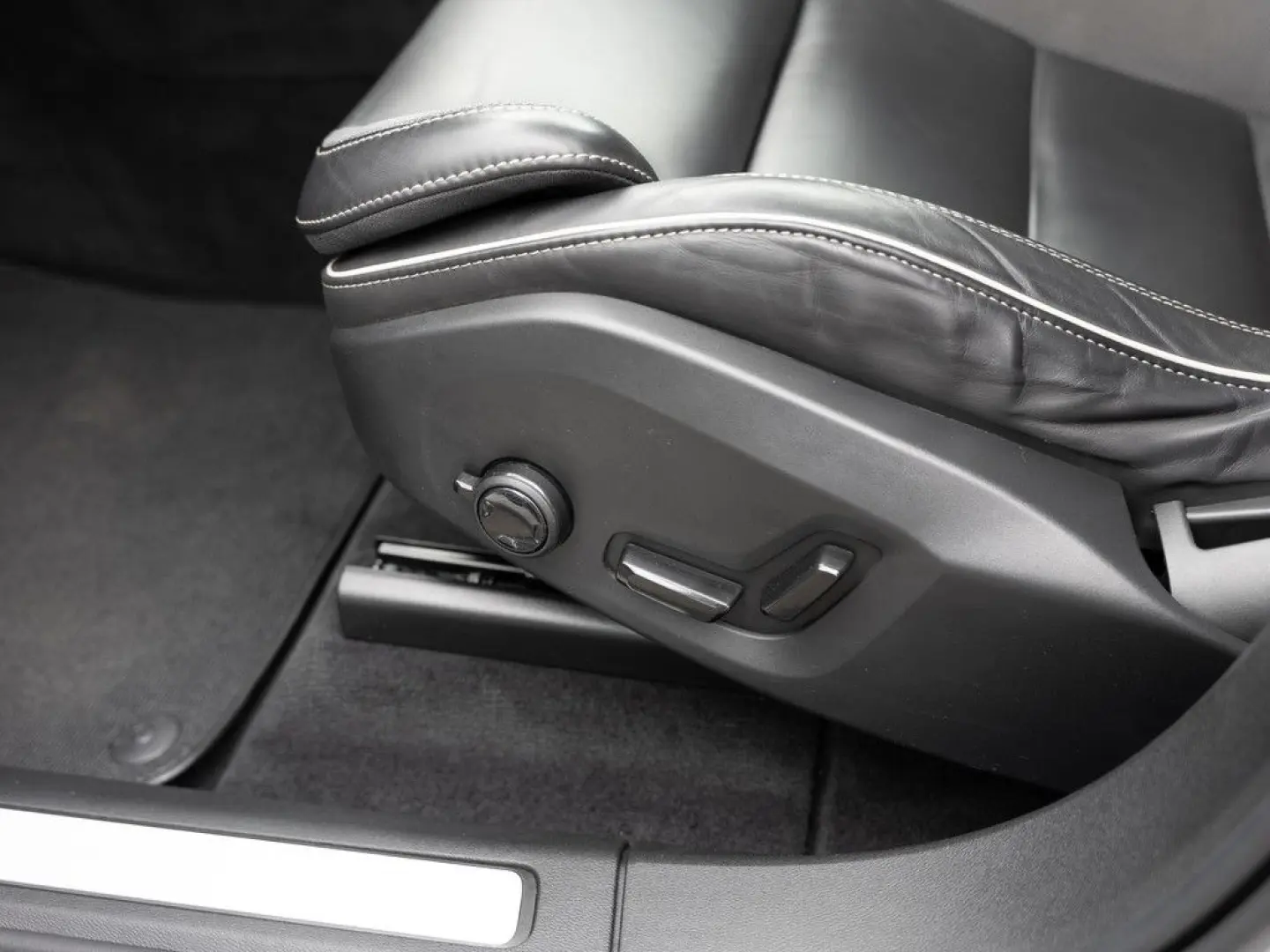 XC60 B4 R-Design AWD FACEL. LED NAVI AHK PANO