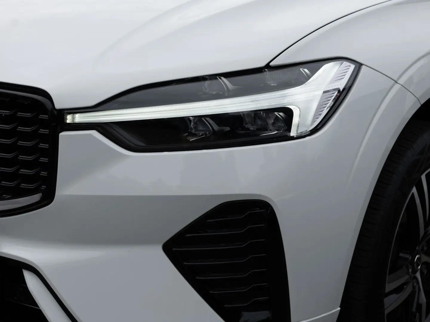 XC60 B4 R-Design AWD FACEL. LED NAVI AHK PANO
