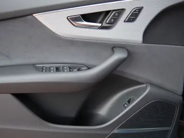 Audi Q8 55 TFSI quattro S-Line 2025