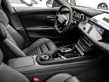 RS e-tron GT performance quattro CARBONDACH LM21