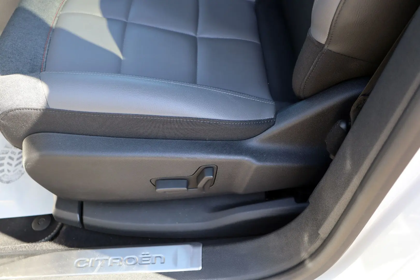 C5 Aircross Shine Hyb. Panorama*AHK*Leder