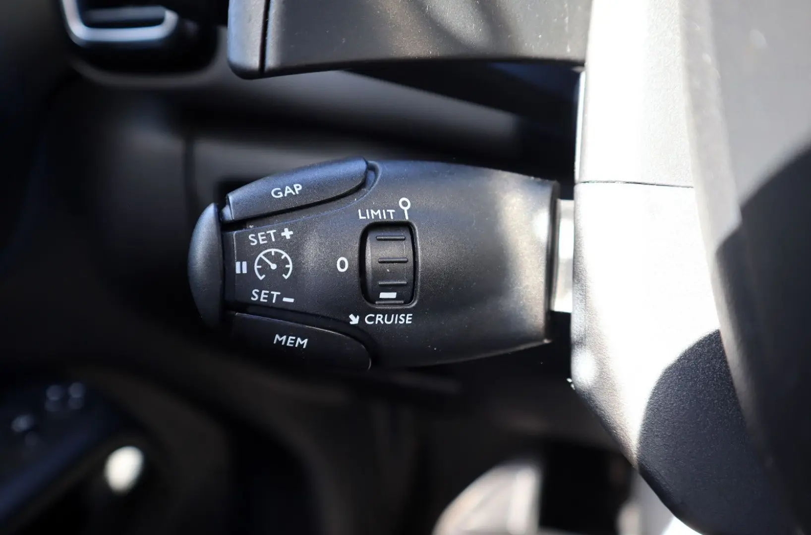 C5 Aircross Shine Hyb. Panorama*AHK*Leder