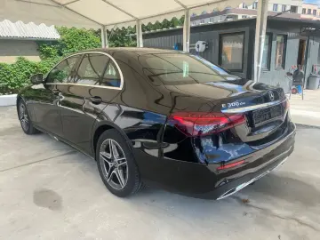 Mercedes-Benz Lim. E 300 de AMG LINE