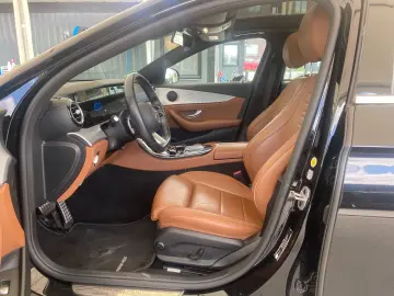 Mercedes-Benz Lim. E 300 de AMG LINE