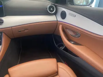 Mercedes-Benz Lim. E 300 de AMG LINE