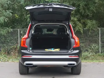 XC90 T8 Pilot/Pano/360°/TWA/H&K/Massage