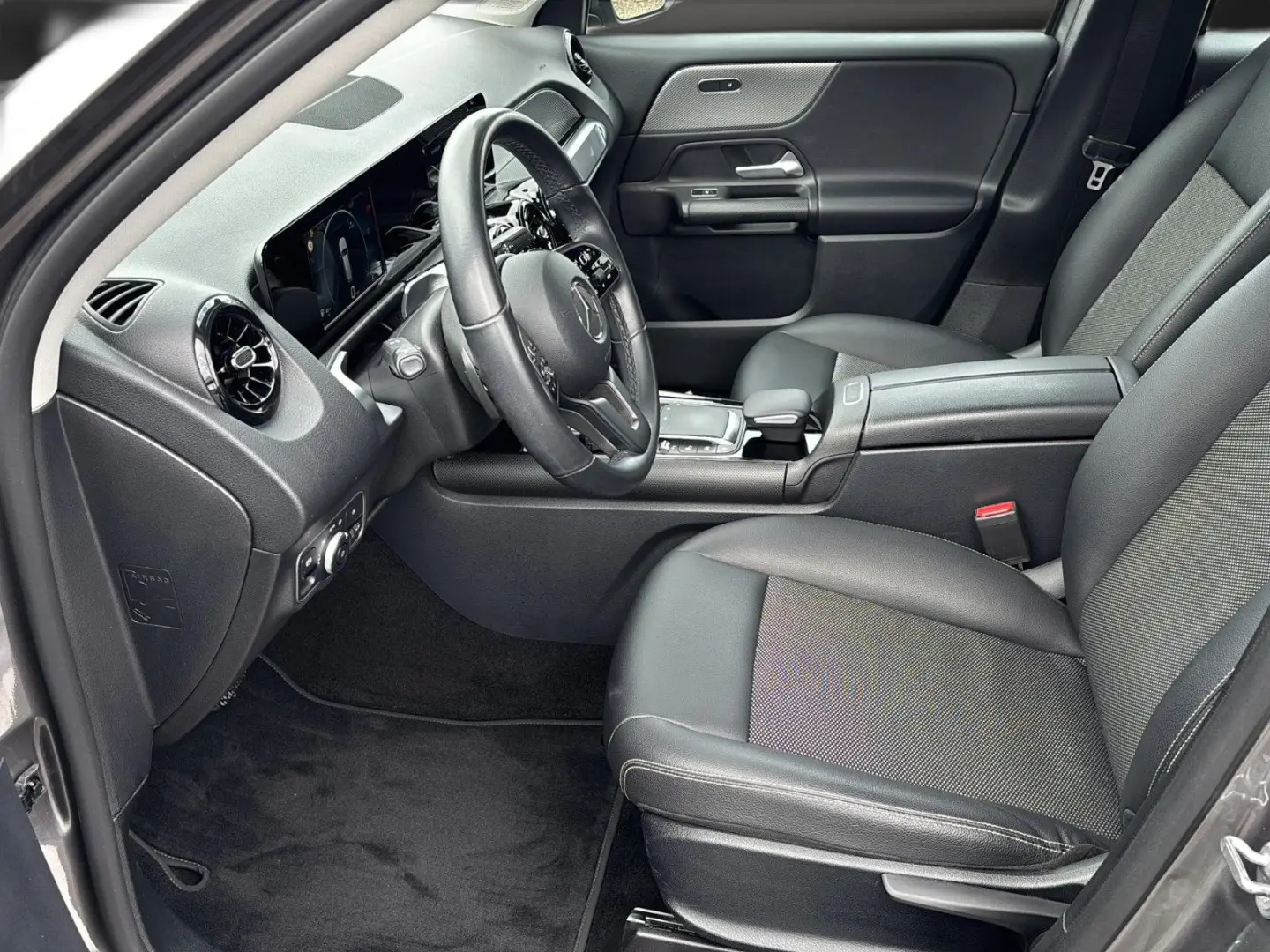 Mercedes Benz GLB 200 LED*Navi*DAB*Leder*DigTacho