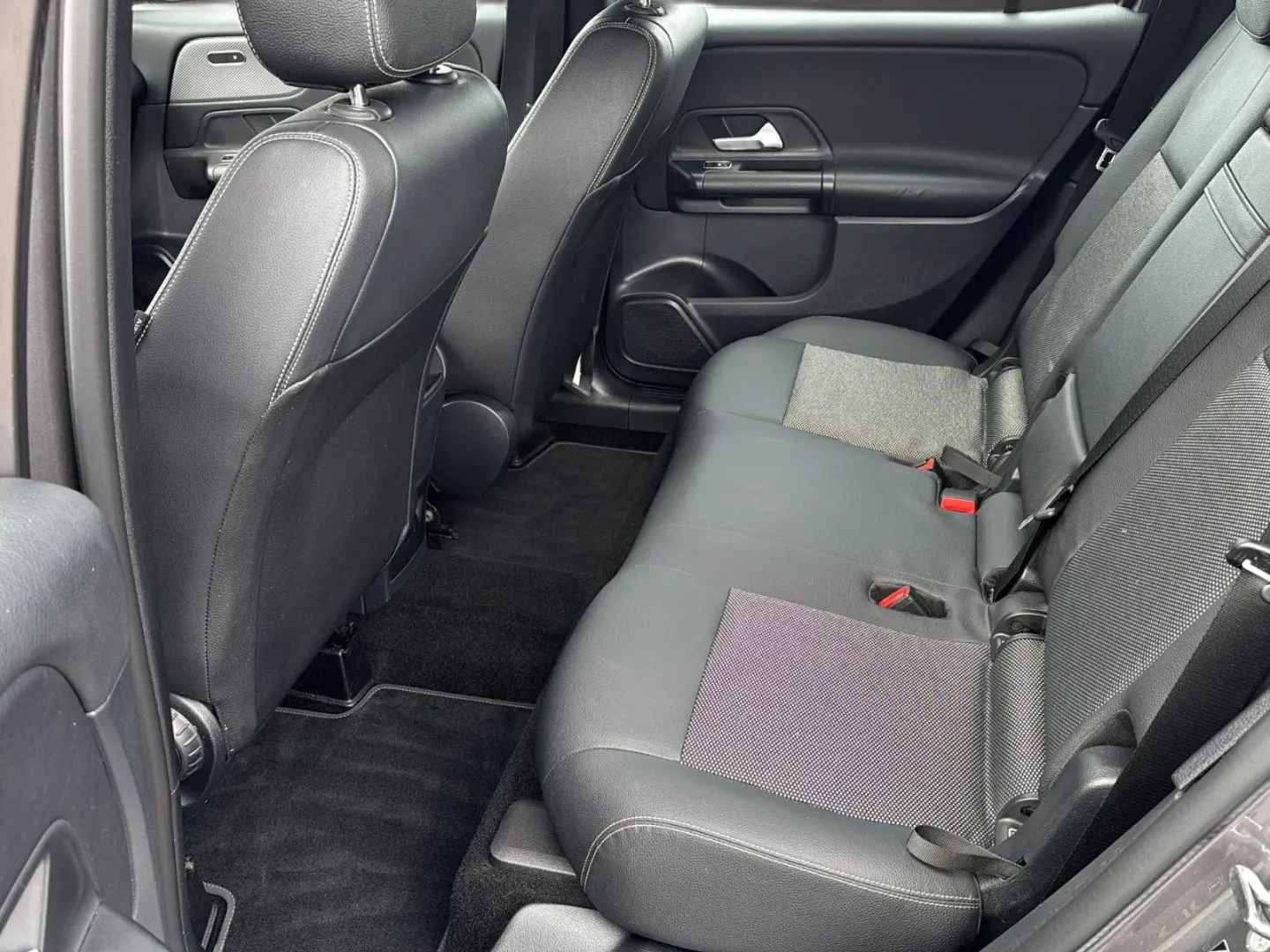 Mercedes Benz GLB 200 LED*Navi*DAB*Leder*DigTacho