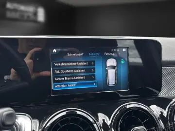 Mercedes Benz GLB 200 LED*Navi*DAB*Leder*DigTacho
