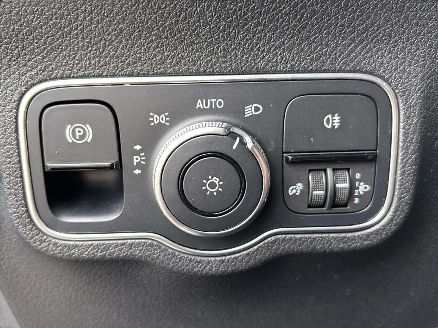 Mercedes Benz GLB 200 LED*Navi*DAB*Leder*DigTacho
