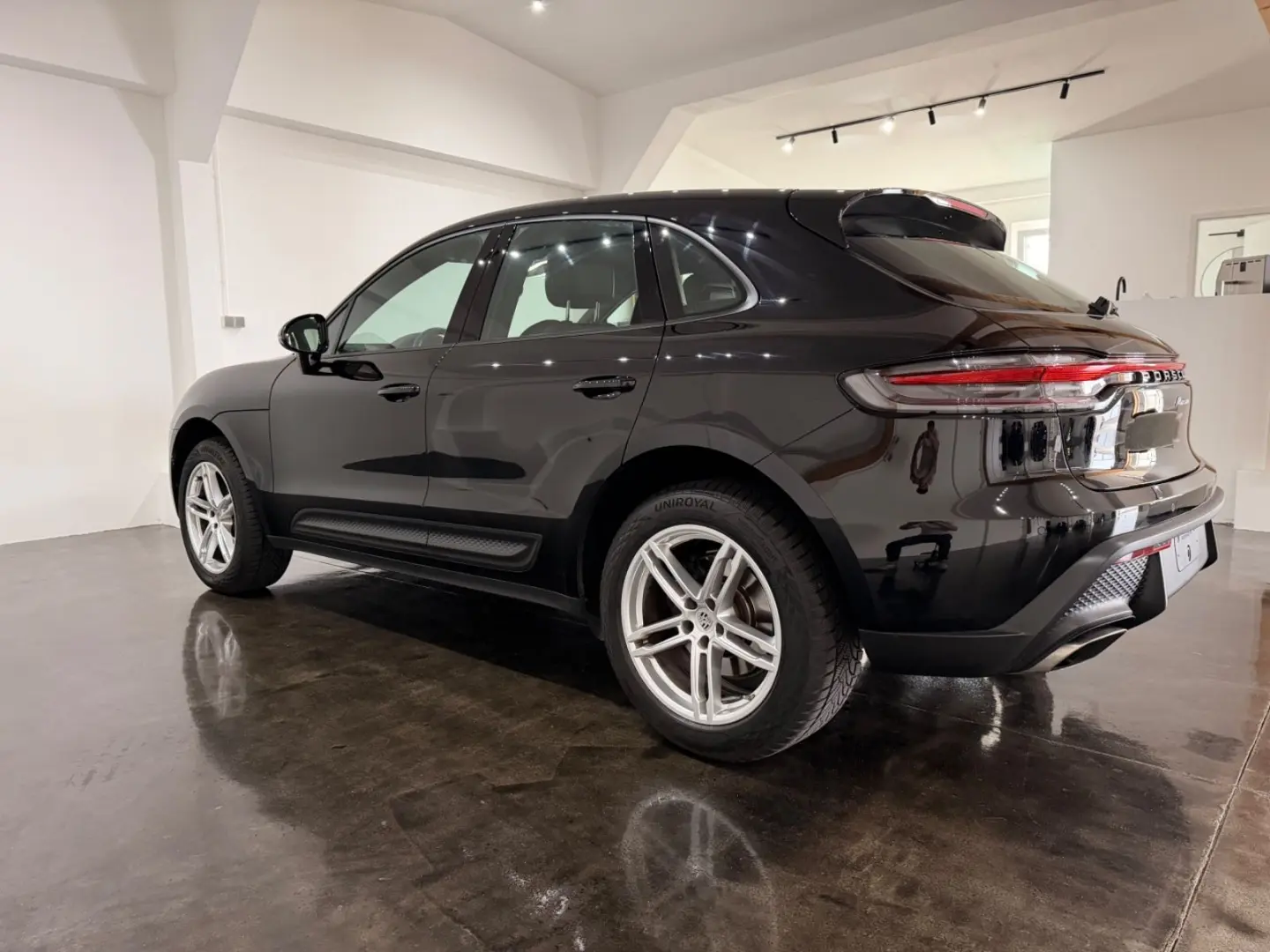 Macan 2.0 L Model 2023 DAB+