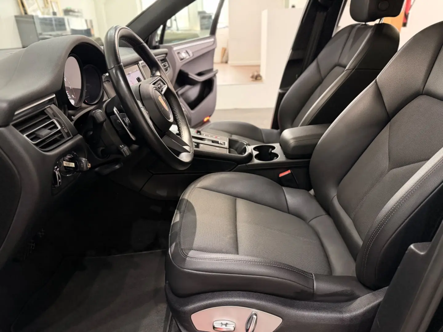 Macan 2.0 L Model 2023 DAB+