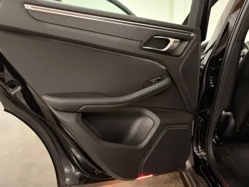 Macan 2.0 L Model 2023 DAB+