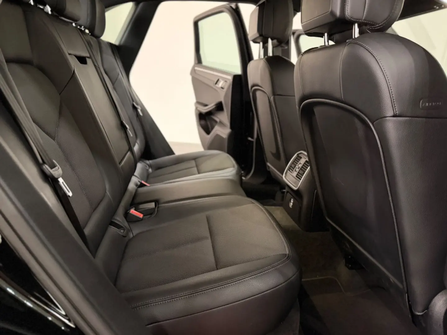 Macan 2.0 L Model 2023 DAB+