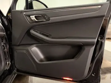 Macan 2.0 L Model 2023 DAB+