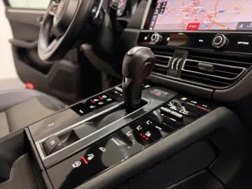 Macan 2.0 L Model 2023 DAB+