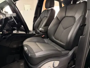 Macan 2.0 L Model 2023 DAB+