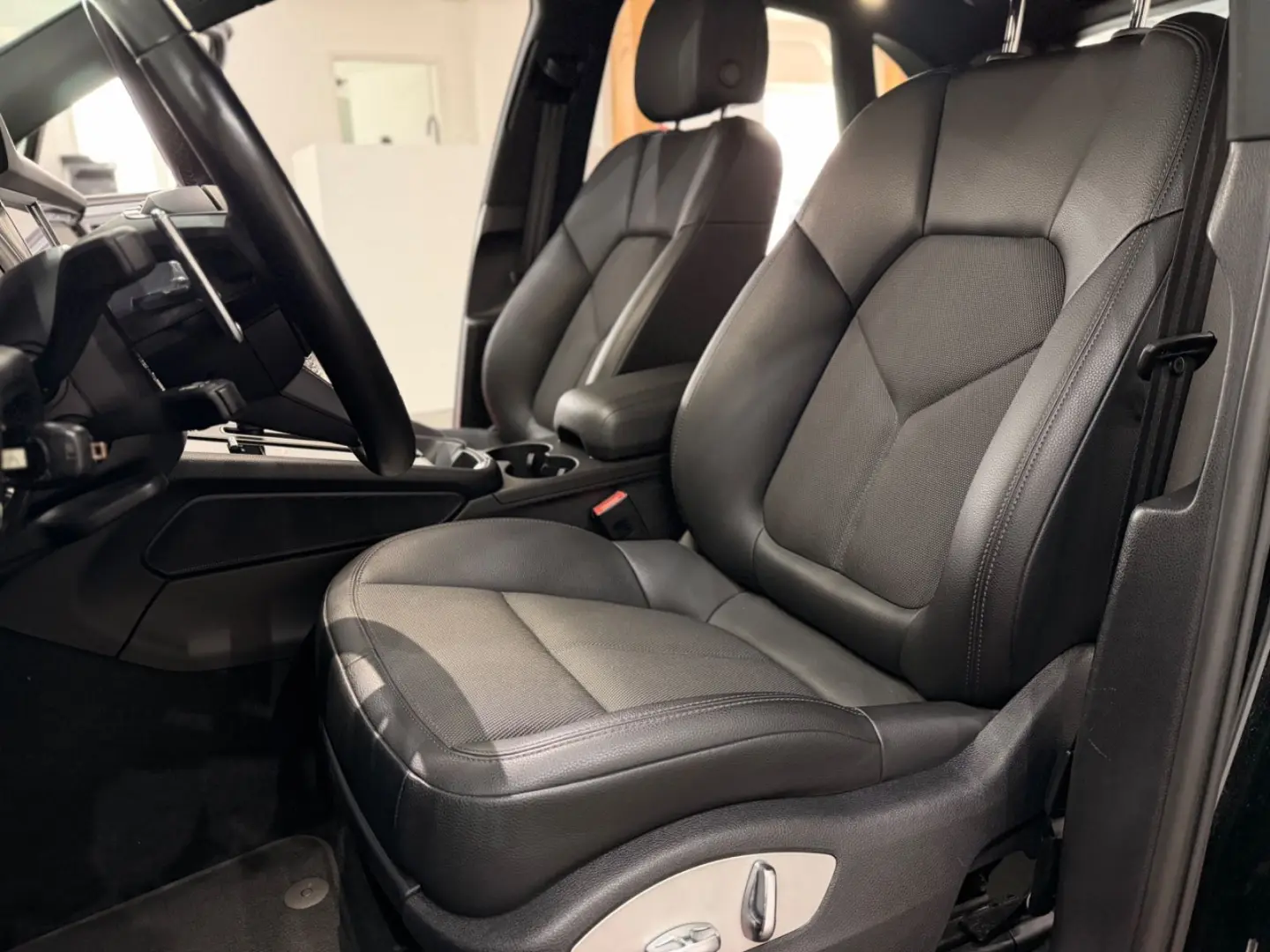 Macan 2.0 L Model 2023 DAB+