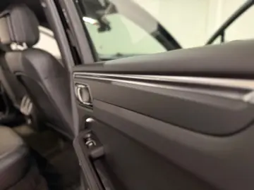 Macan 2.0 L Model 2023 DAB+