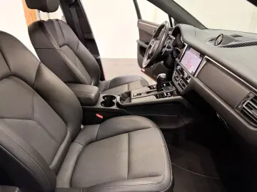 Macan 2.0 L Model 2023 DAB+