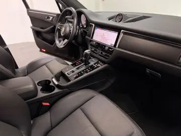 Macan 2.0 L Model 2023 DAB+