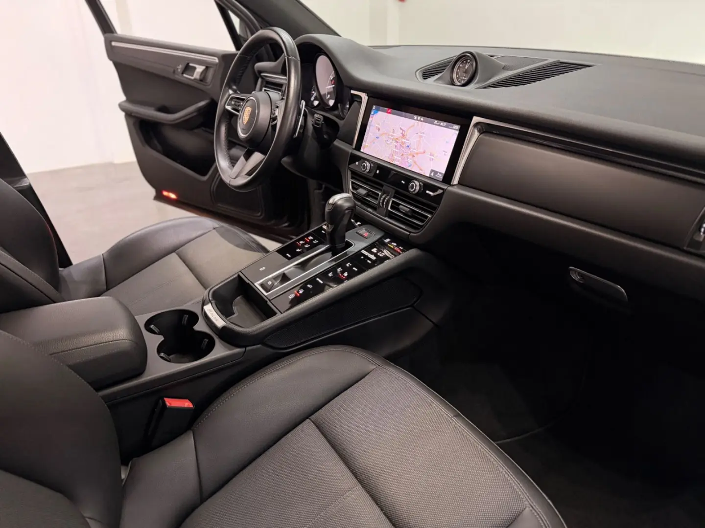 Macan 2.0 L Model 2023 DAB+
