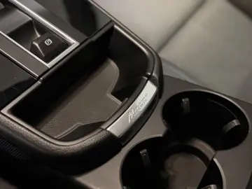 Macan 2.0 L Model 2023 DAB+