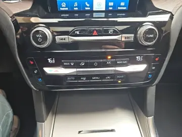 Explorer Platinum Plug-in-Hybrid 4x4, AHK