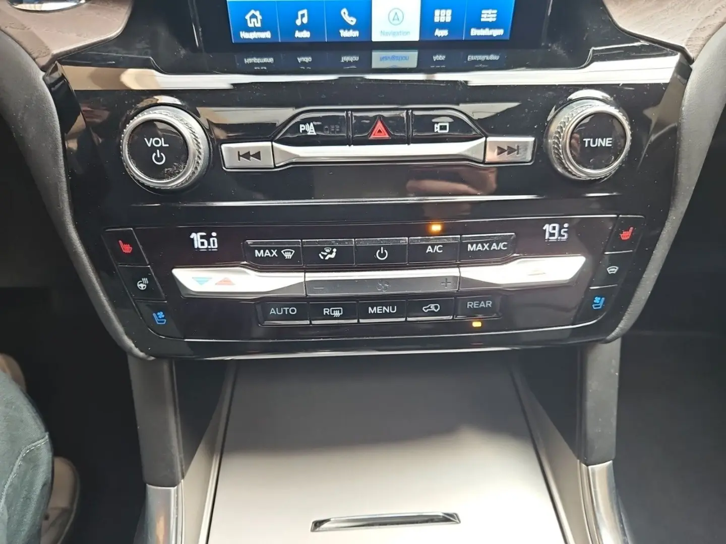 Explorer Platinum Plug-in-Hybrid 4x4, AHK