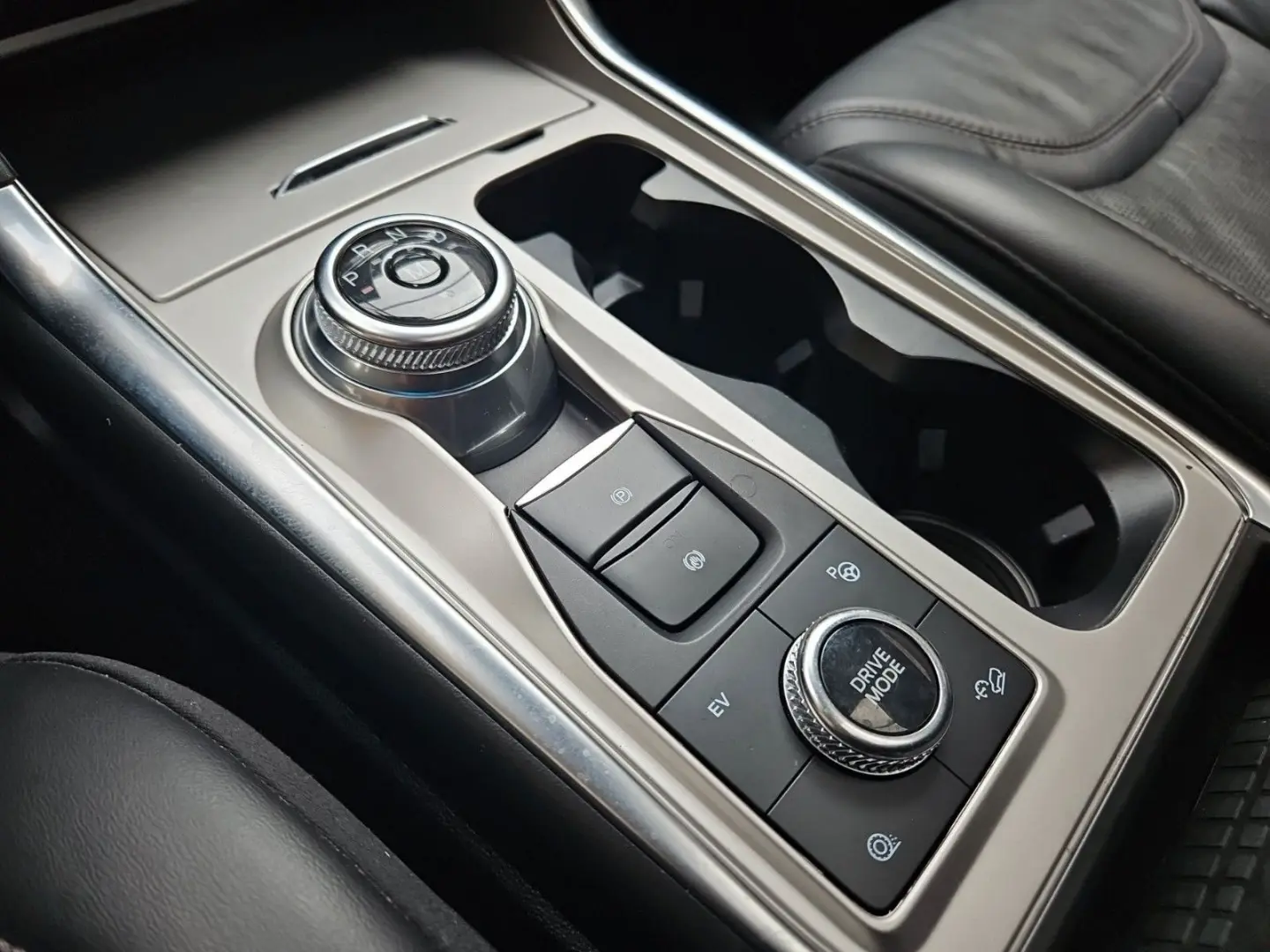 Explorer Platinum Plug-in-Hybrid 4x4, AHK