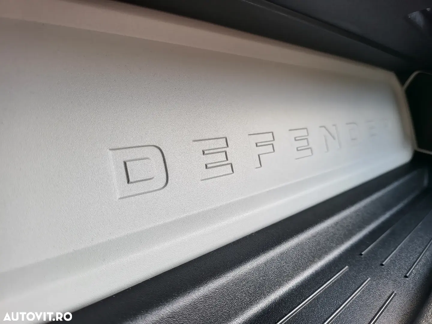 Land Rover Defender 110 2.0L D240 S