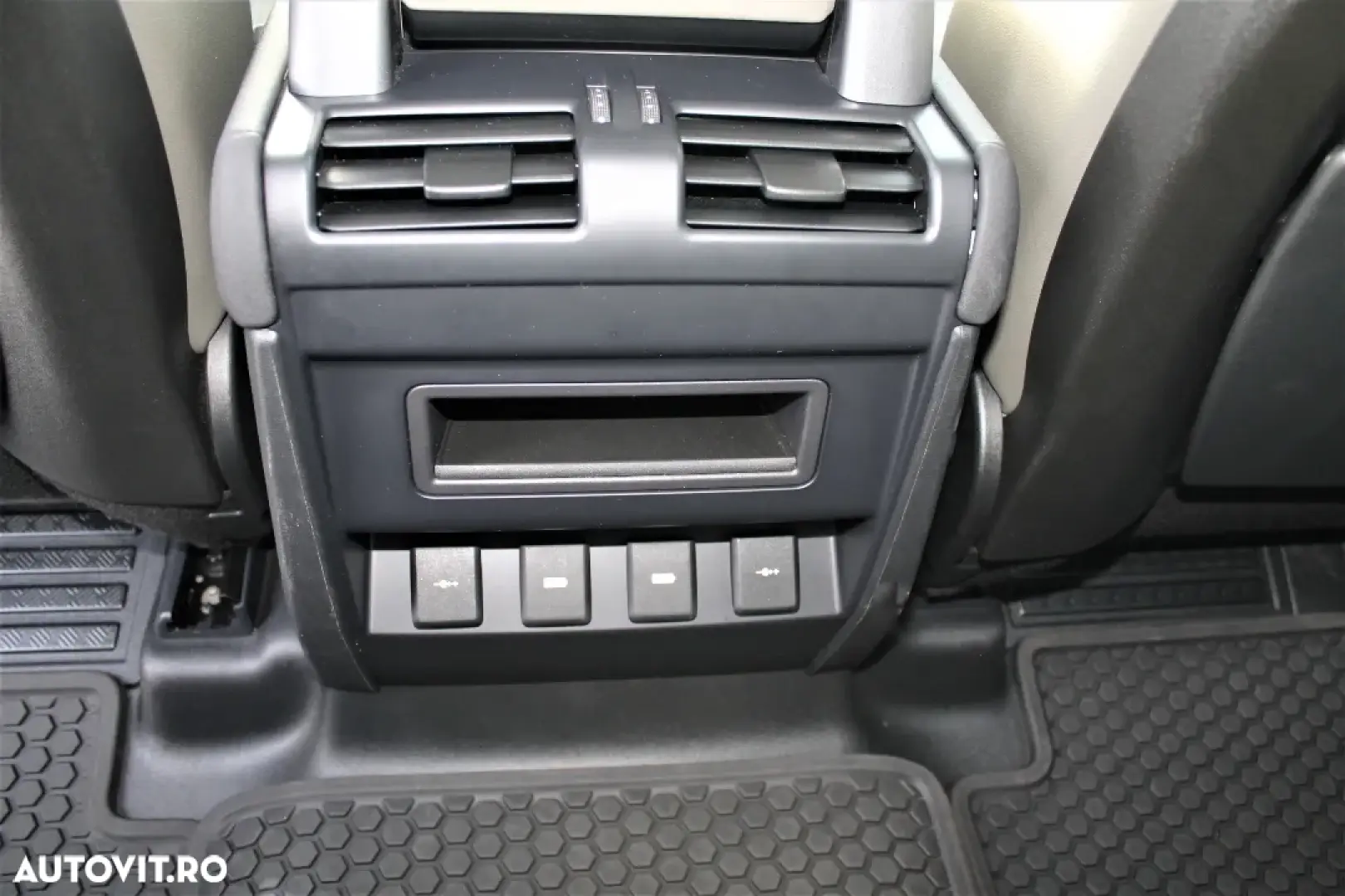 Land Rover Defender 110 2.0L D240 S