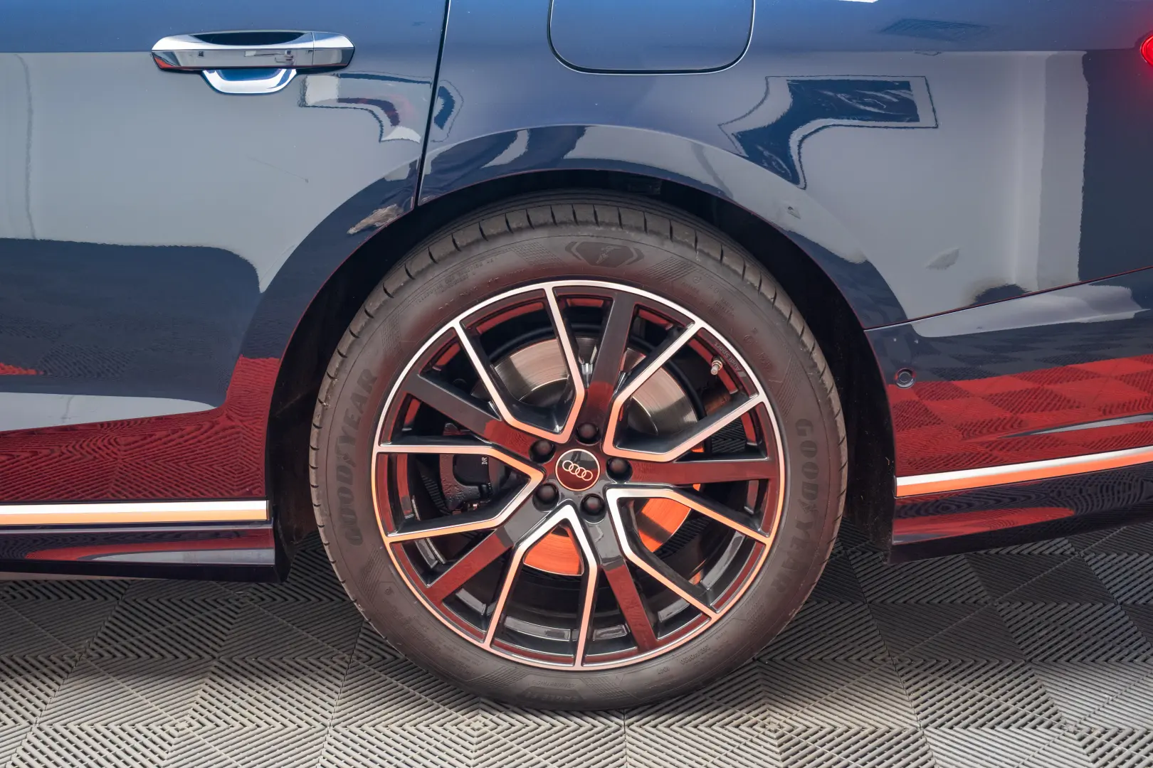AUDI A8 60TFSI E-Tron Quattro