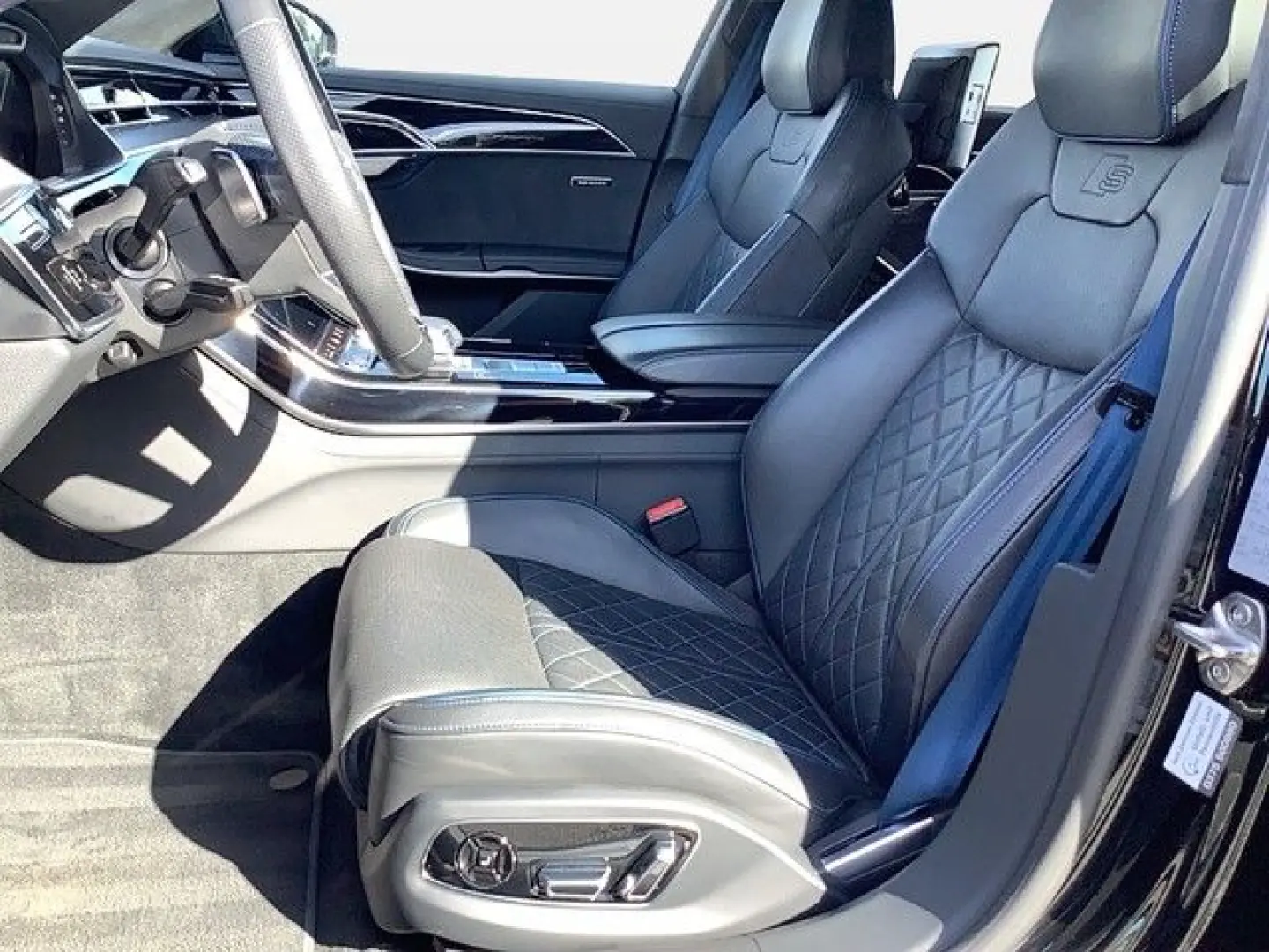 Audi A8 60TFSIe quattro S-line Matrix LED
