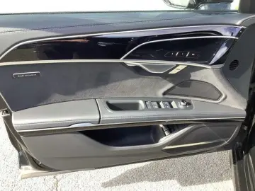 Audi A8 60TFSIe quattro S-line Matrix LED