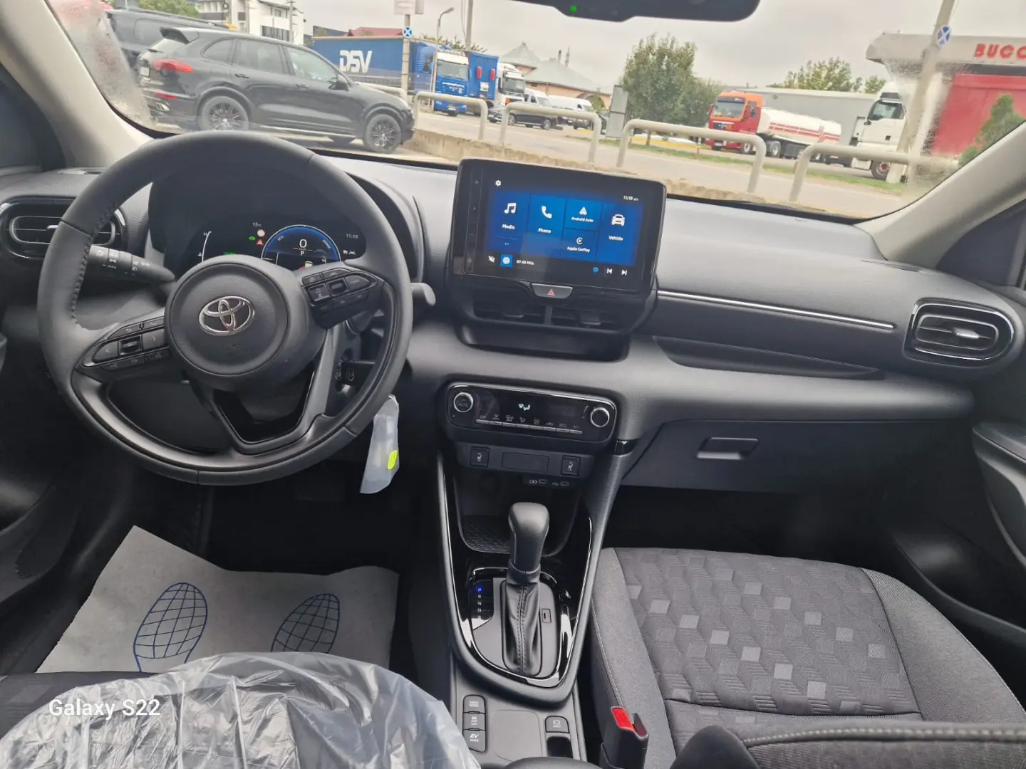YARIS HYBRID BUSINESS