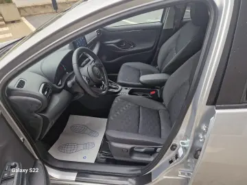 Yaris Hybrid  Dynamic