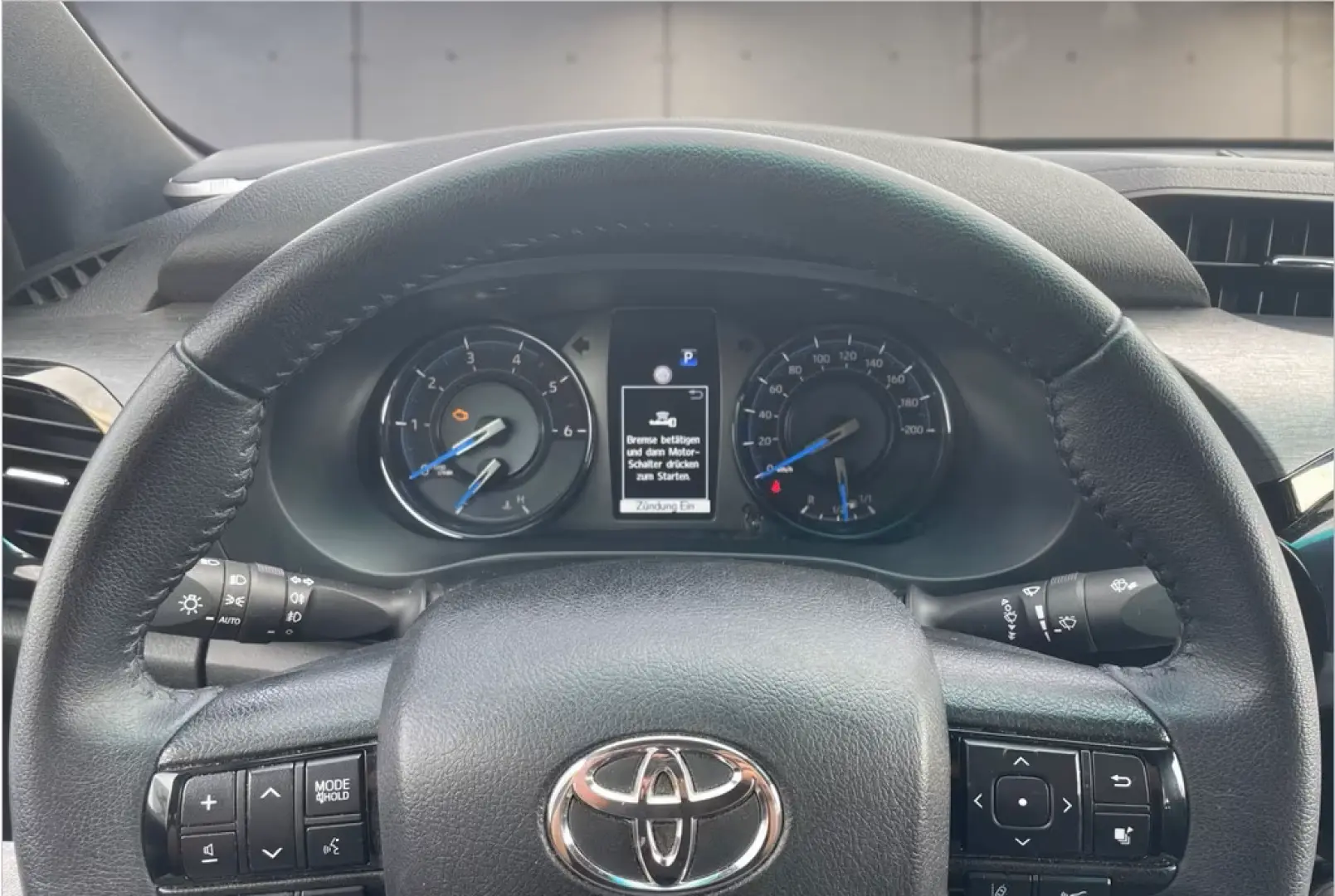 Hilux 2.8 Double Cab Invincible 4x4 ACC LED 360°