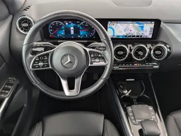 GLA 180 Progressive NAVI+PDC+SHZ+ACC+Distronic