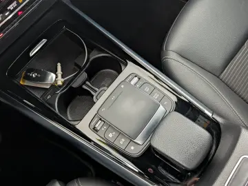 GLA 180 Progressive NAVI+PDC+SHZ+ACC+Distronic