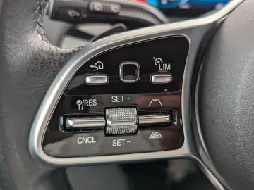 GLA 180 Progressive NAVI+PDC+SHZ+ACC+Distronic