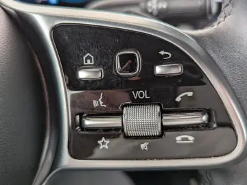 GLA 180 Progressive NAVI+PDC+SHZ+ACC+Distronic