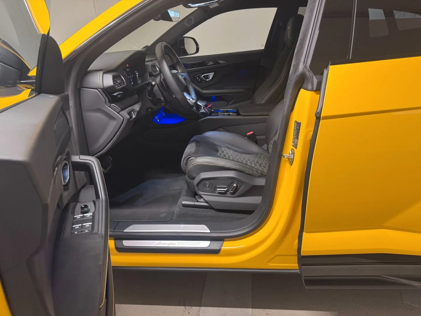 URUS S B&O HUD PANO Q-CITURA 2024 ON STOCK
