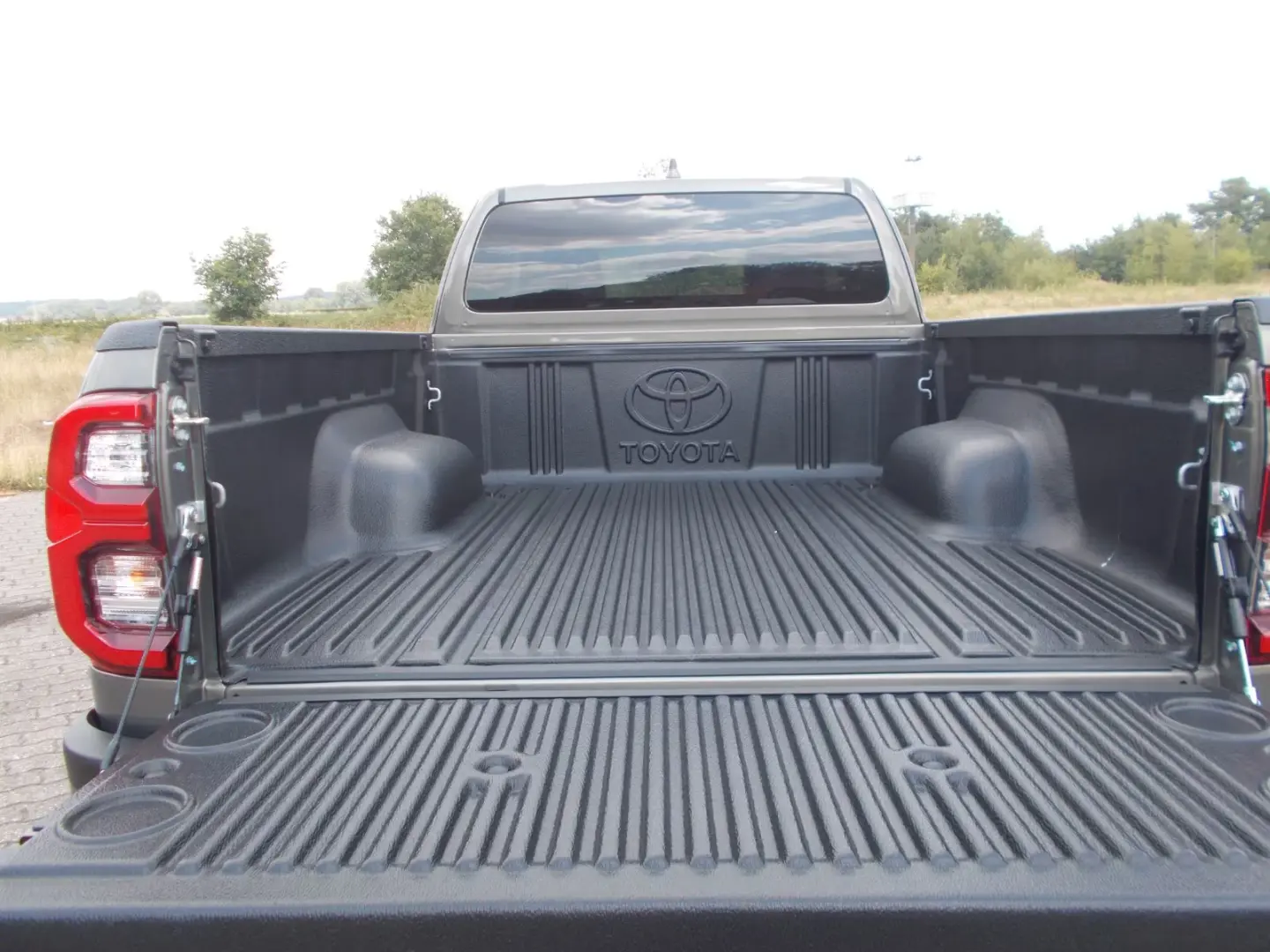 Toyota Hilux INVINCIBLE 2,8 Cabină suplimentară